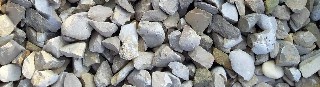 На фото крошка из каспийской гальки, слоновая кость.
