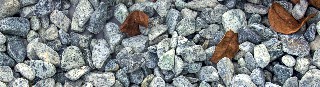 Фото галтованной крошки змеевика светло зеленого, гранит.